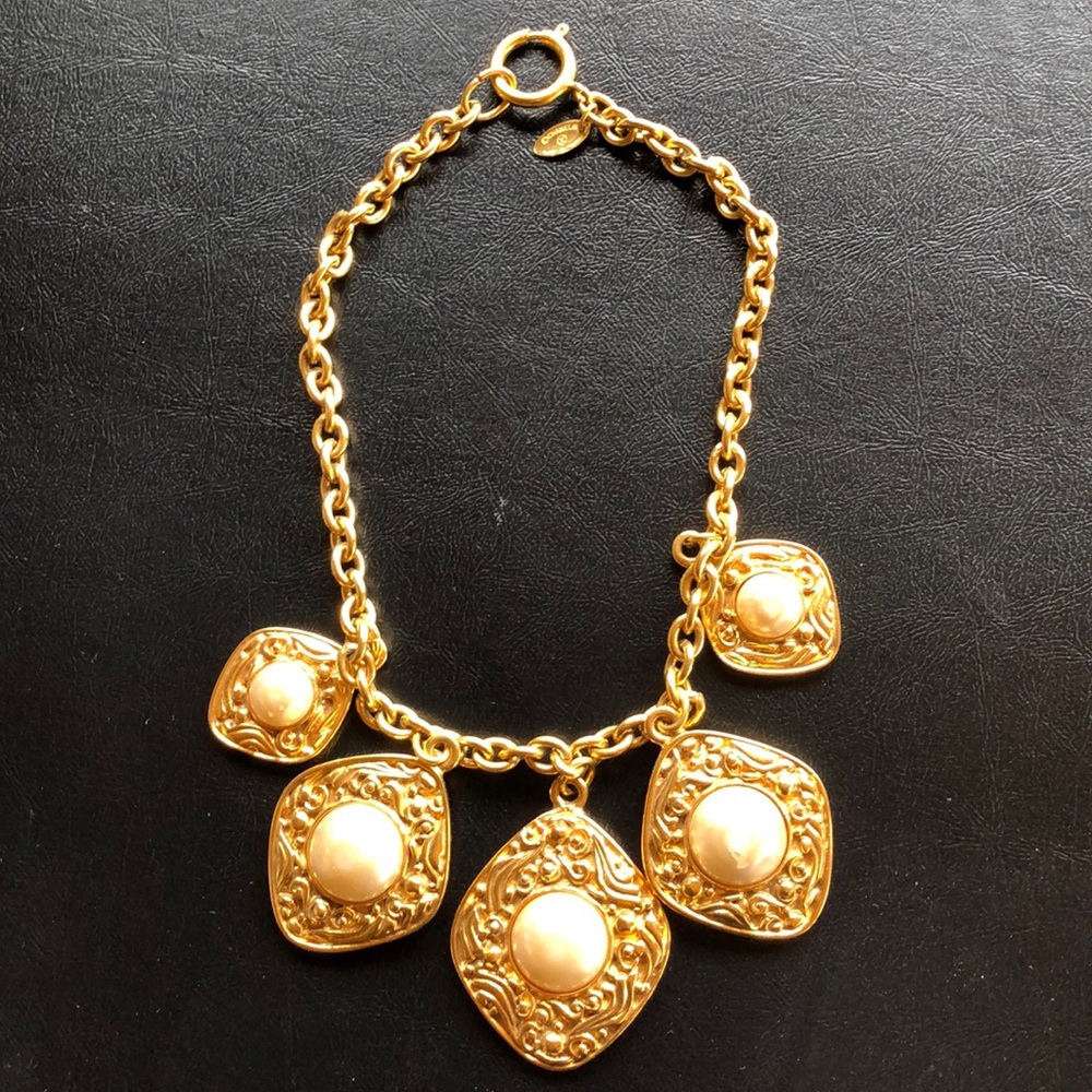 HP🎊 CHANEL Vintage Chunky Gold Filigree & nacre pearl necklace